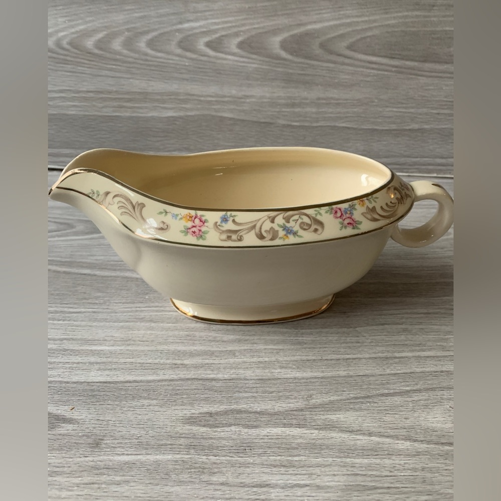 Vintage Paden City Pottery Marlene Lace gravy boat.
Good condition. No chips.